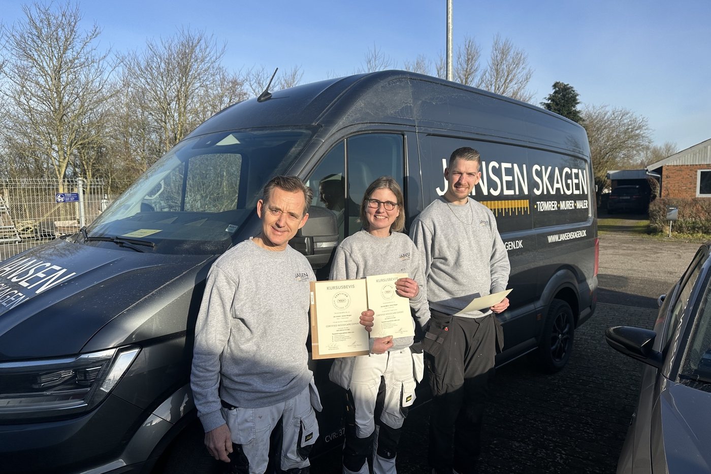 Teamet bag Jansen Skagen foran firmabilen i Skagen