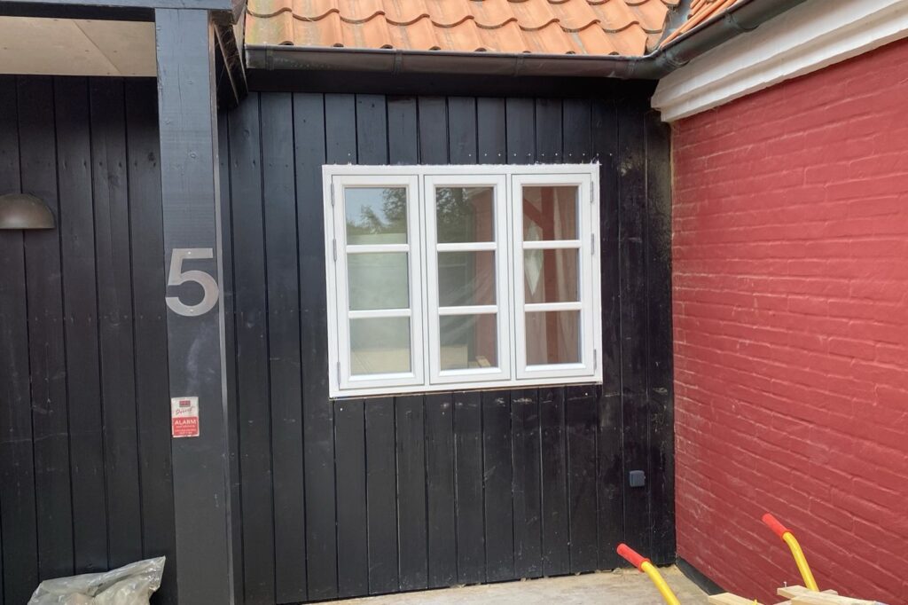 Sort og rød malet træfacade på Skagen-hus