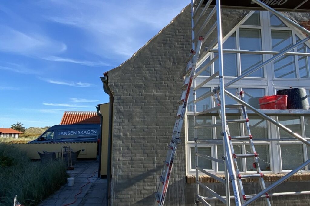Stillads rejst ved gavl under murerarbejde i Skagen