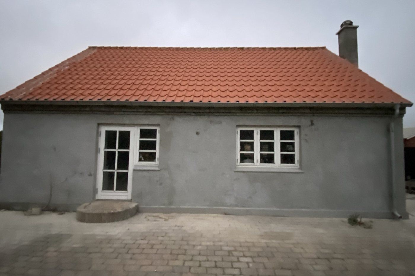 Vandskuret facade med nyt tegltag i Skagen