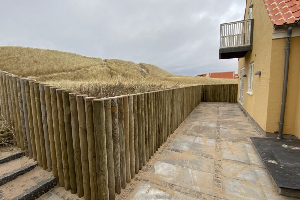 Nyt sandflugtshegn opsat ved sommerhus i Skagen
