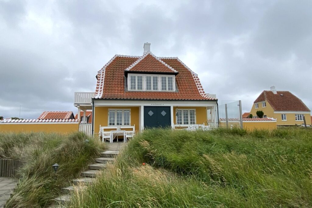 Gult Skagen-hus omgivet af klitter og marehalm