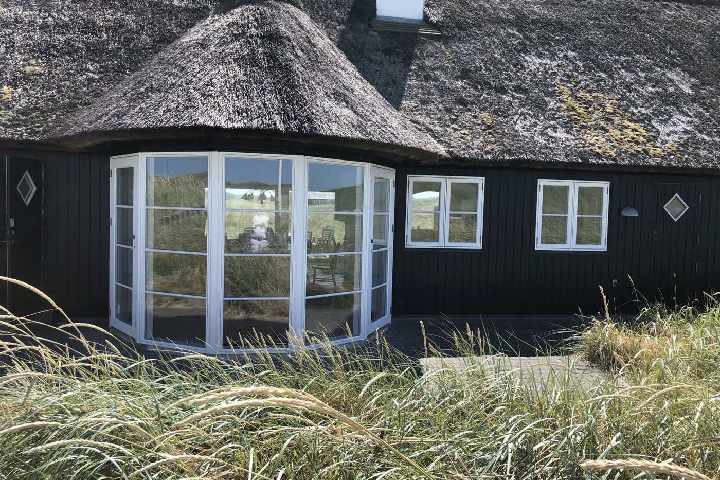 Sommerhus med stråtag i klitterne ved Skagen
