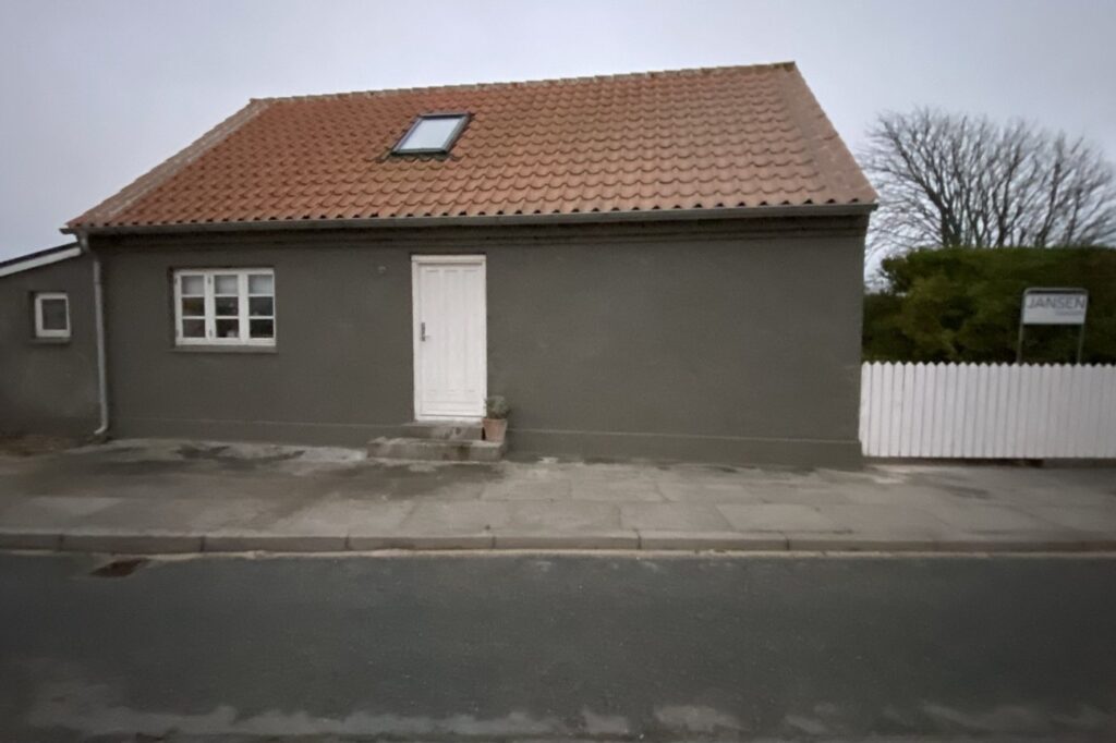 Renoveret og vandskuret facade med nyt tegltag i Skagen