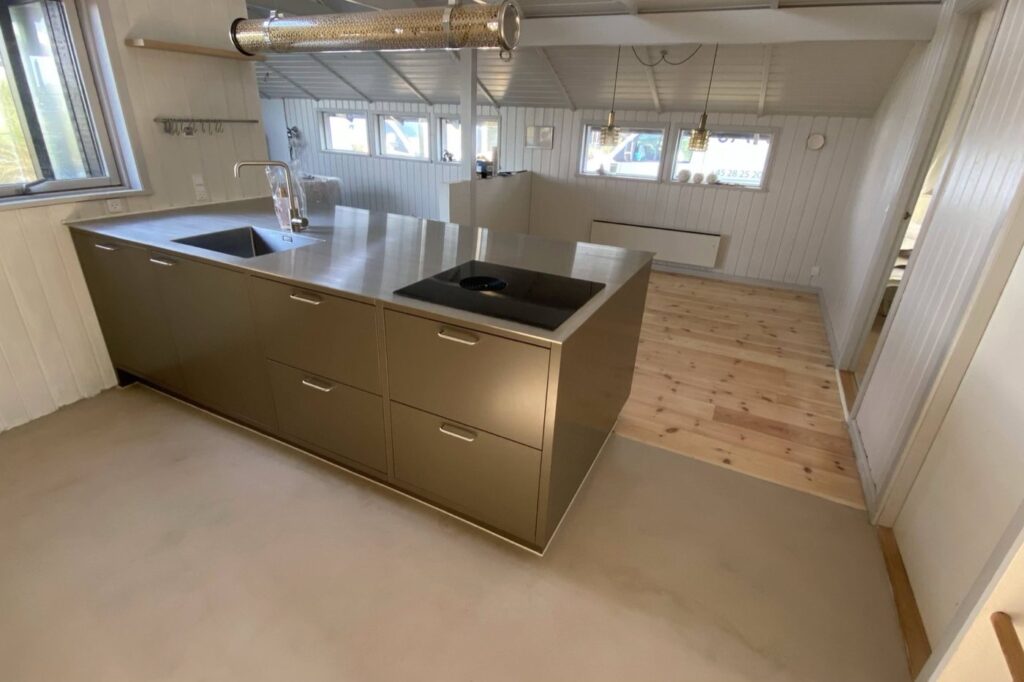 Køkkenø med stålbordplade i nyrenoveret bolig i Skagen