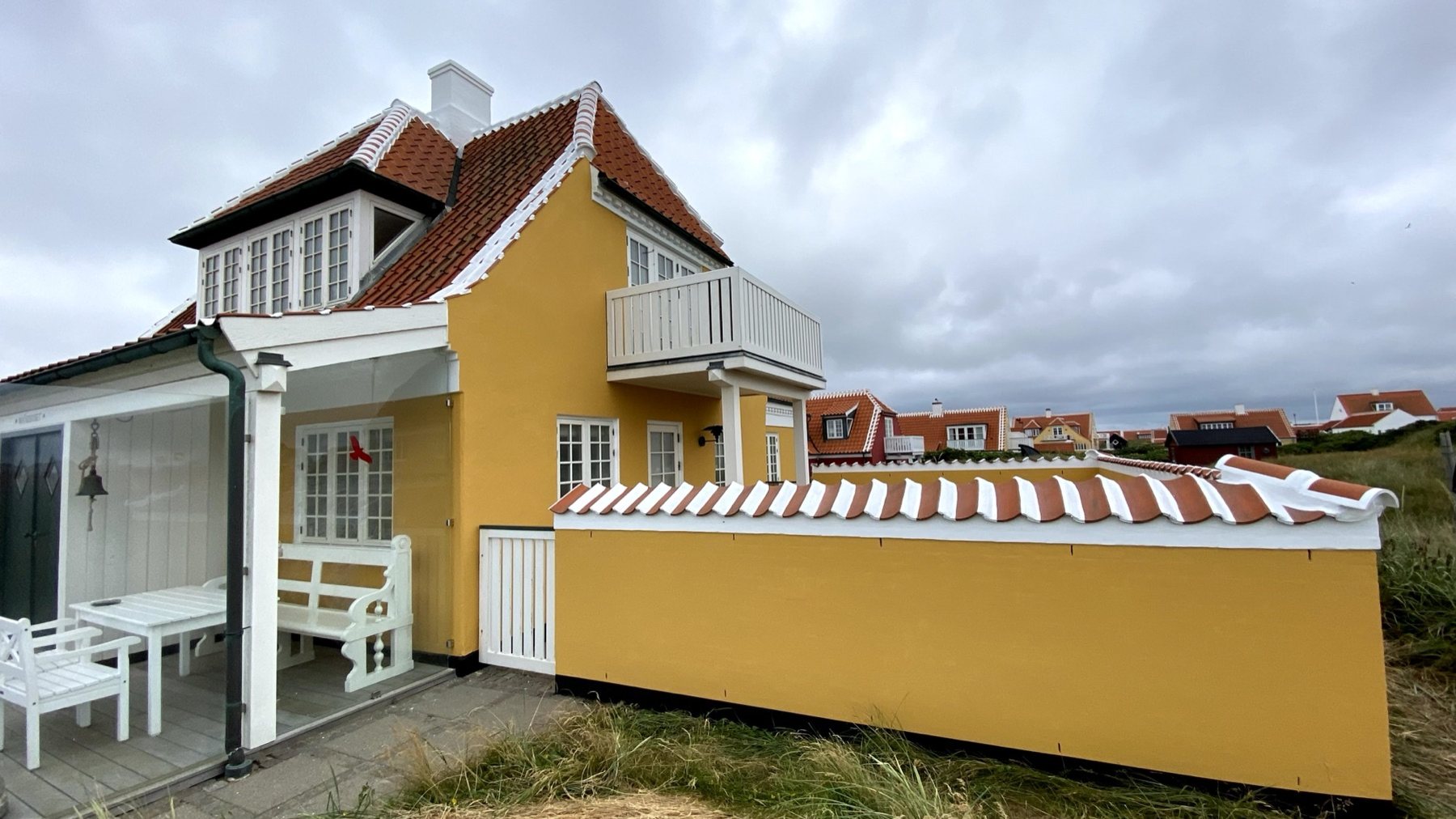 Klassisk gult Skagen-hus med rødt tegltag
